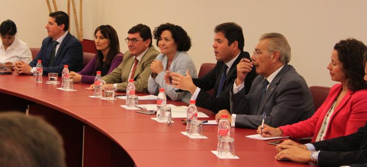 La rectora, Pilar Aranda, ha participado en un desayuno informativo con los empresarios granadinos.