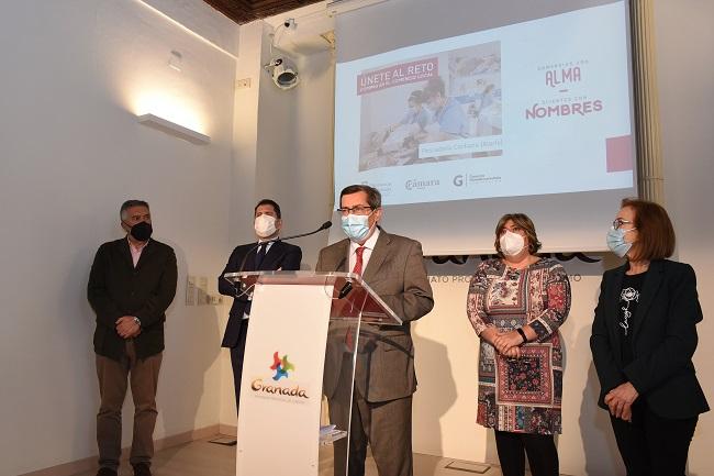 De izquierda a derecha, Francisco Rodríguez Ríos (Cs), Gerardo Cuerva (presidente Cámara Granada), José Entrena, la diputada Ana Muñoz y María Castillo (presidenta Federación Comercio). Entrena, durante su intervención en la presentación de la campaña.
