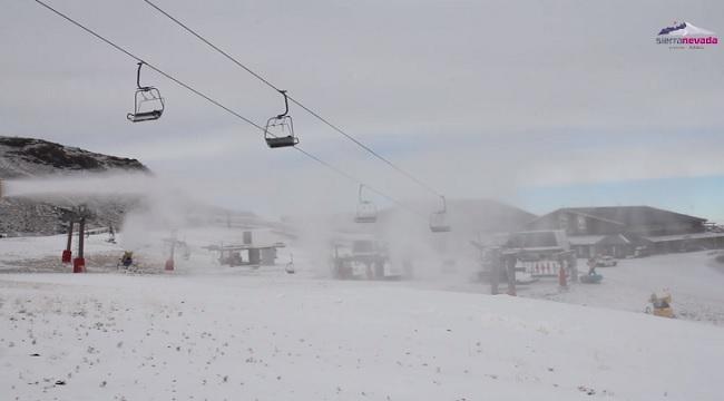 Nieve producida por cañones en la estación. 