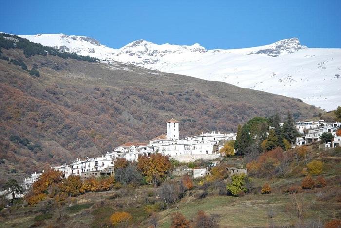 Vista de Capileira, con Sierra Nevada al fondo. 