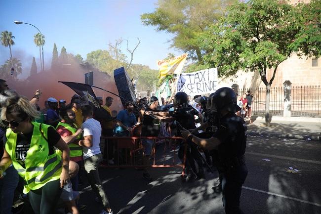 Carga policial en la protesta del sector del taxi ante el Parlamento.