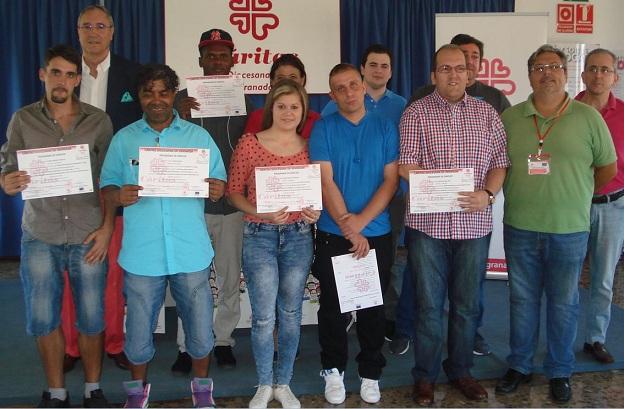 Participantes en cursos de formación laboral, con sus diplomas. 