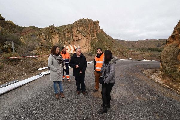 Responsables de Diputación inspeccionan la carretera. 