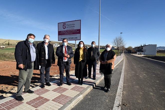 Carretera de entrada a Gobernador, reformada y con acera. 