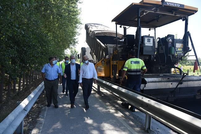 El diputado de Obras y el alcalde de Santa Fe, durante la visita al tramo en obras.