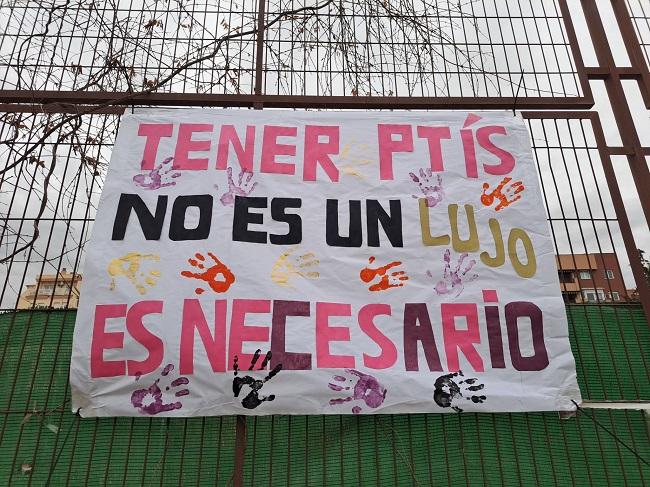 Cartel reclamando PTIS en un colegio público.