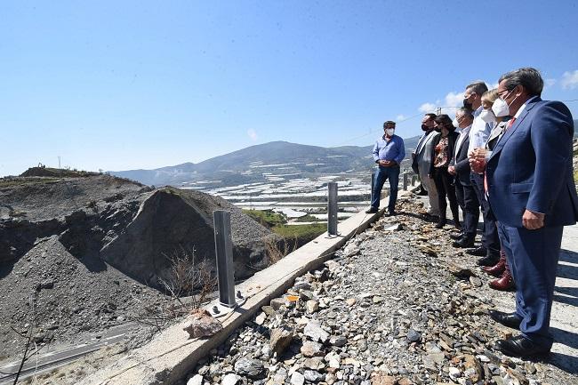 Entrena, en la visita a la zona de la A-7 en Gualchos-Castell de Ferro donde se derrumbó un talud.