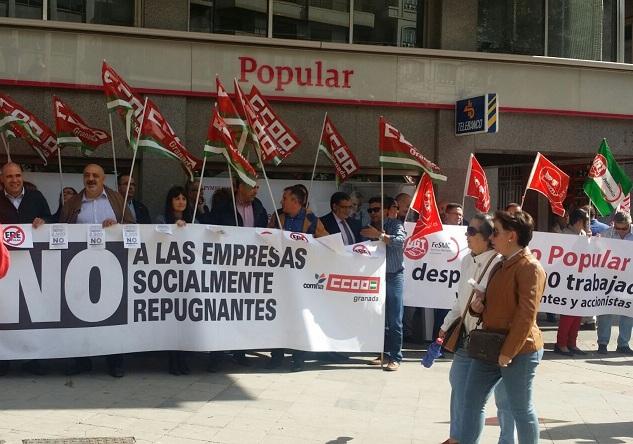 Concentración frente a la oficina principal del Popular en Granada. 