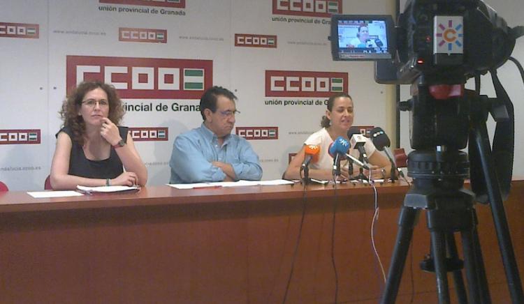 Nuria López, Ricardo Flores y Laura Clavijo, en la sede de CC OO.