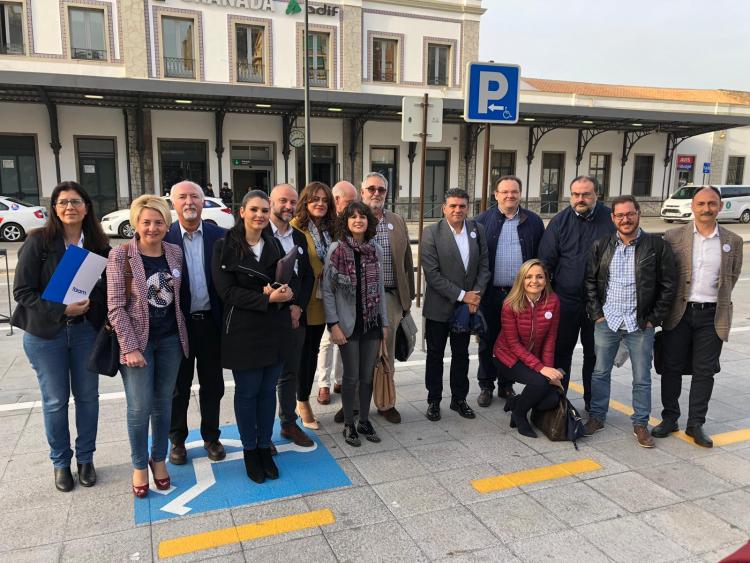 Los representantes de CCOO y de la Mesa por el Ferrocarril de Almería, este martes en Granada.