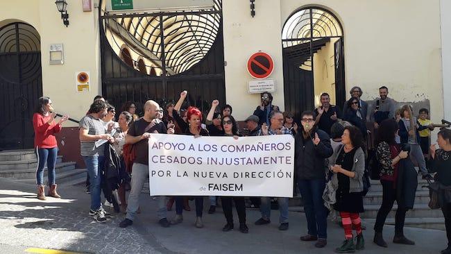 Concentración, este viernes, ante una de las sedes de FAISEM en Granada.