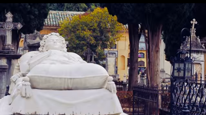 Imagen de uno de los patios del cementerio de Granada. 