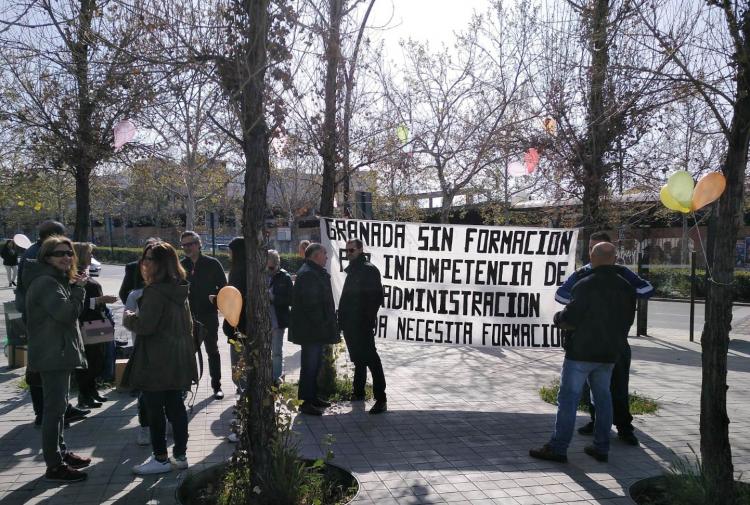 Concentración celebrada esta mañana ante la sede de la Junta.