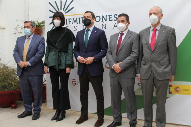 De izquierda a derecha, el presidente de la Diputación de Granada, la ministra de Ciencia e Innovación, el presidente de la Junta, el alcalde de Escúzar y el director científico de la candidatura. La ministra de Ciencia e Innovación y el presidente de la Junta han presidido el acto de cesión de terrenos.