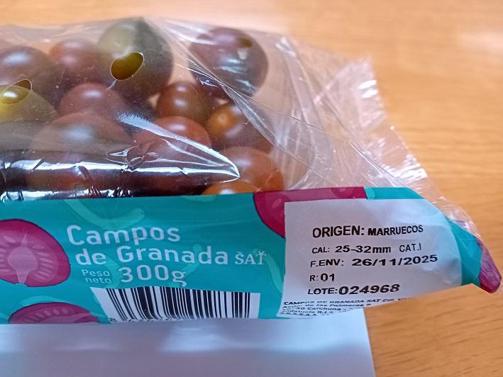 Tomates cherry de Campos de Granada SAT procedentes de Marruecos, como se aprecia a la derecha del plastificado. 
