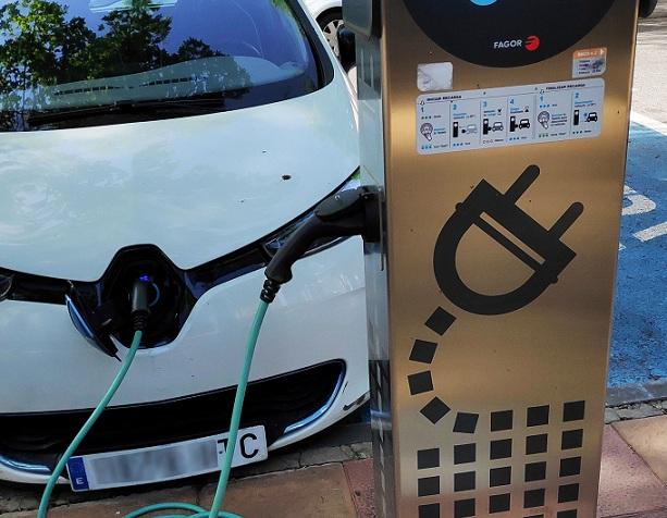 Recarga de un coche eléctrico.