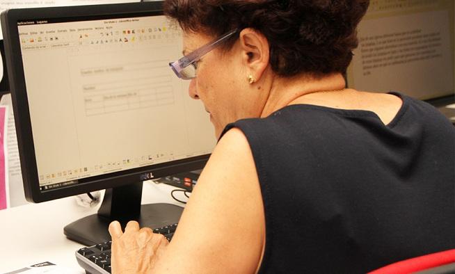 Una usuaria practica en un ordenador. 