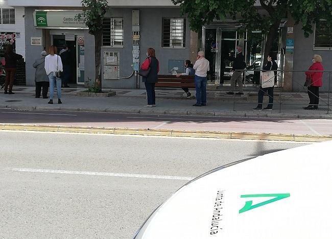 Colas, habituales, a las puertas de un centro de salud.