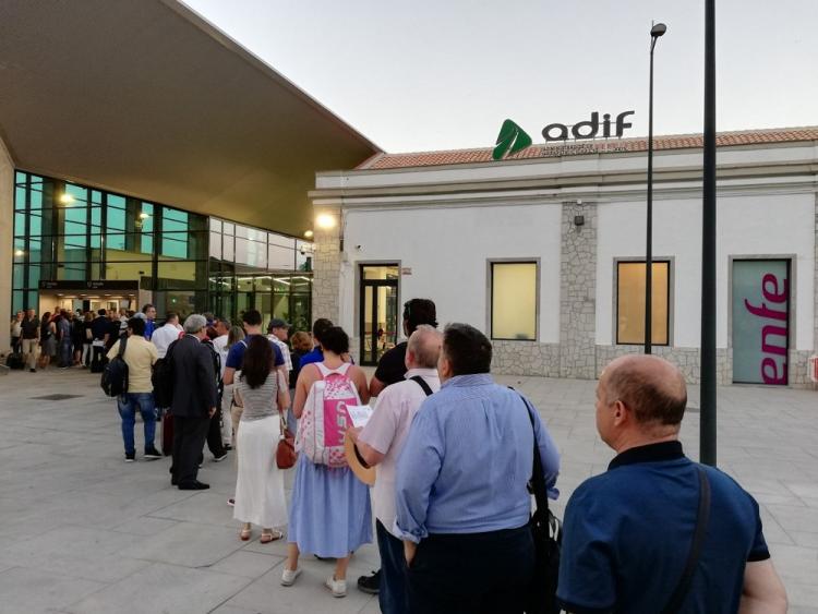 Colas de viajeros aguardando el acceso a la estación para tomar el AVE.