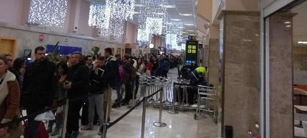 Colas en la terminal la pasada Navidad. 