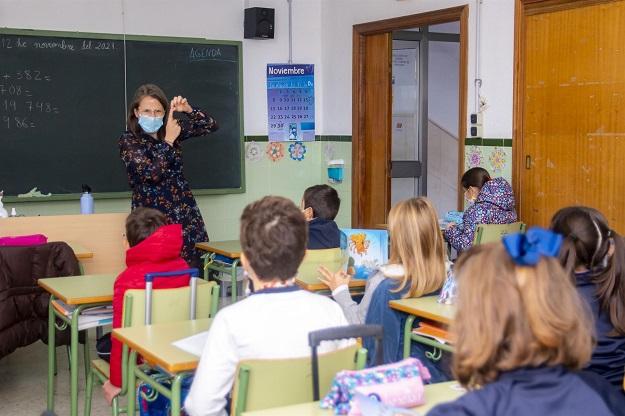 Imagen de archivo de una docente impartiendo clase.