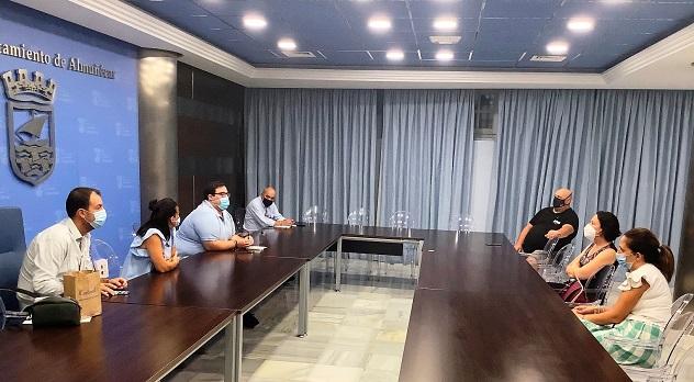 Reunión entre los comerciantes y los representantes del gobierno local. Reunión entre los comerciantes y los representantes del gobierno local.