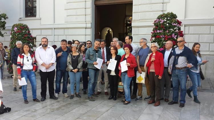 Los integrantes de la marea amarilla y representantes políticos y de colectivos ciudadanos, en la Plaza del Carmen.