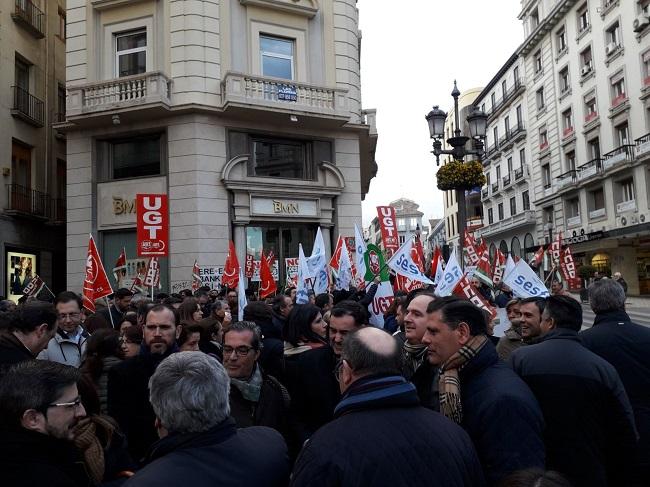 Concentración a las puertas de una de las sucursales en Puerta Real. Concentración a las puertas de una de las sucursales en Puerta Real.