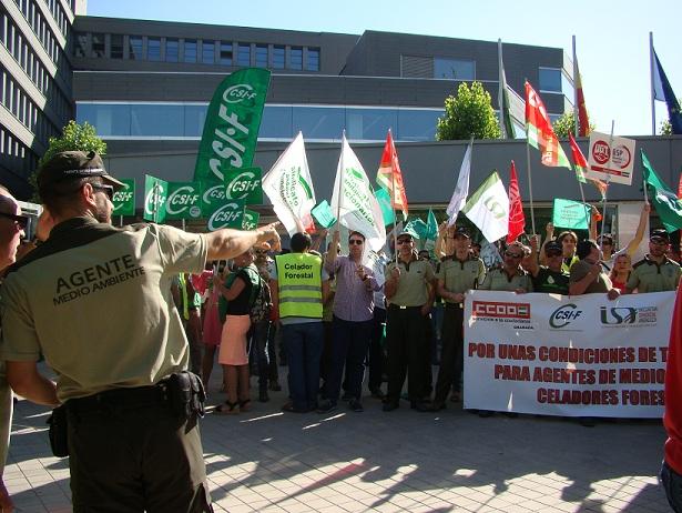 Concentración frente al complejo de la Junta en Almanjáyar. 