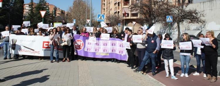 Concentración de representantes de CCOO y UGT este viernes contra la desigualdad salarial.