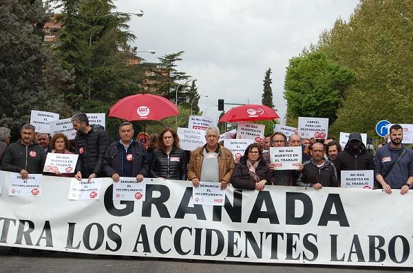 Concentración este martes ante la sede de los sindicatos.