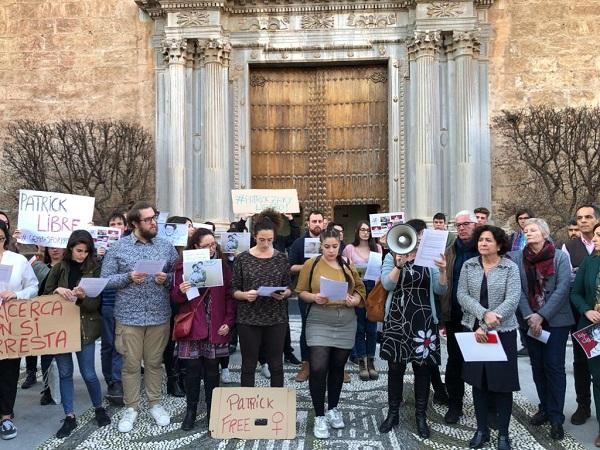 Concentración a las puertas del Hospital Real.