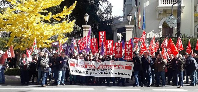 Concentración de representantes de CCOO y UGT a las puertas de la Subdelegación del Gobierno.