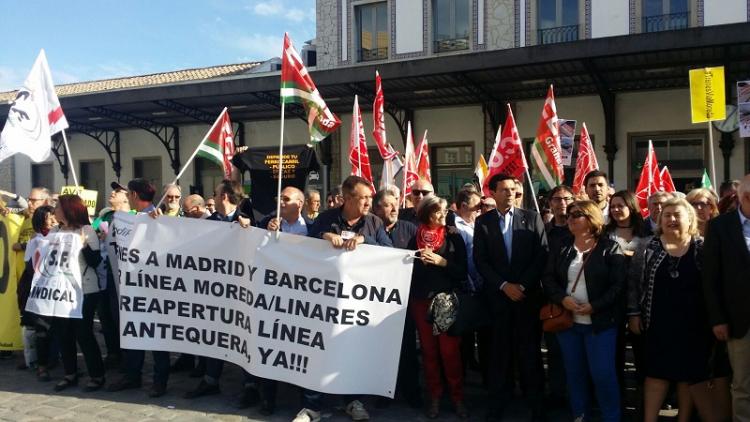 Concentración a las puertas de la estación de tren.