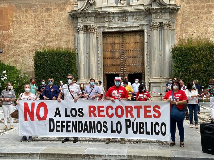 Concentración a las puertas del Rectorado en contra del recorte a las universidades.