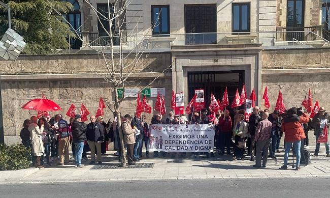 Concentración, este jueves, en la sede de la Junta. 