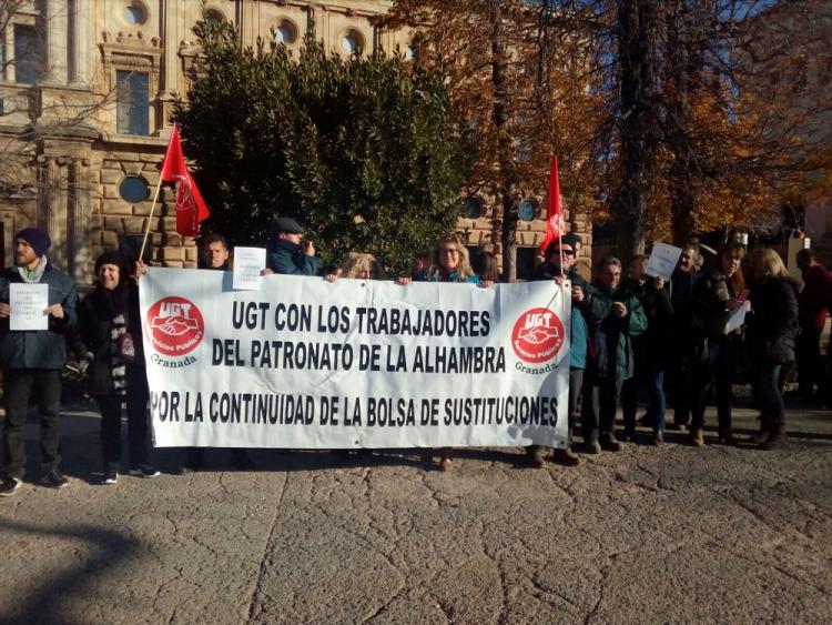 Concentración de trabajadores de la bolsa de empleo de la Alhambra.