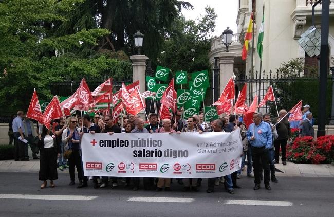 Concentración a las puertas de la Subdelegación.