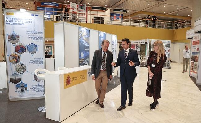 El alcalde recorre expositores del evento, en el Palacio de Congresos. 