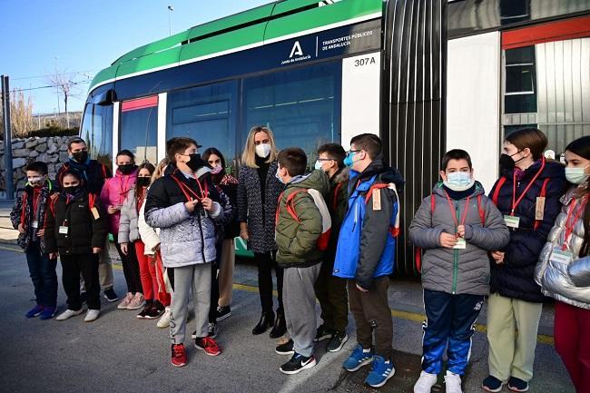 Marifrán Carazo, este viernes, con alumnado del programa AulaMetro, para fomentar el uso de este transporte y la seguridad vial.