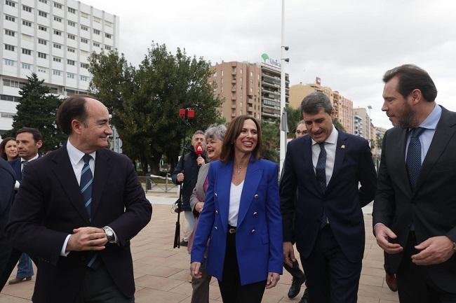 De derecha a izquierda, el ministro de Transportes, el delegado del Gobierno en Andalucía, la consejera de Fomento y el presidente del Puerto de Algeciras.