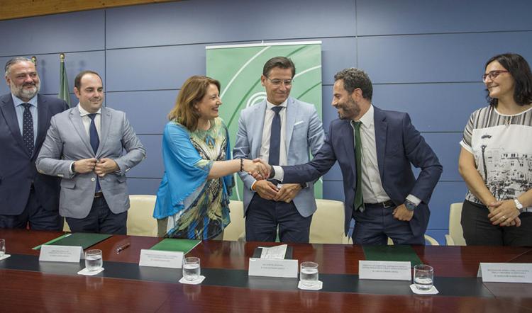 Carmen Crespo, en una visita a Granada el pasado verano, acompañada entre otros por Sergio Arjona (segundo por la izqda.).