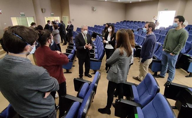 Algunos de los jóvenes investigadores, con el consejero Rogelio Velasco. 