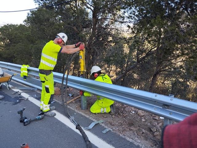 Colocación de quitamiedos en una carretera granadina.