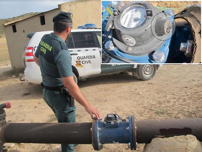 Un agente junto al contador, y arriba detalle del imán (señalado en el círculo) con el que alteraba el conteo de agua. 