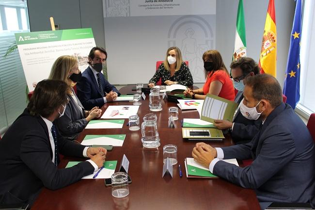 Reunión de la alcaldesa de Armilla con la consejera de Fomento.