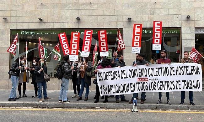 Movilización ante el restaurante Oleum por la situación del convenio de hostelería.