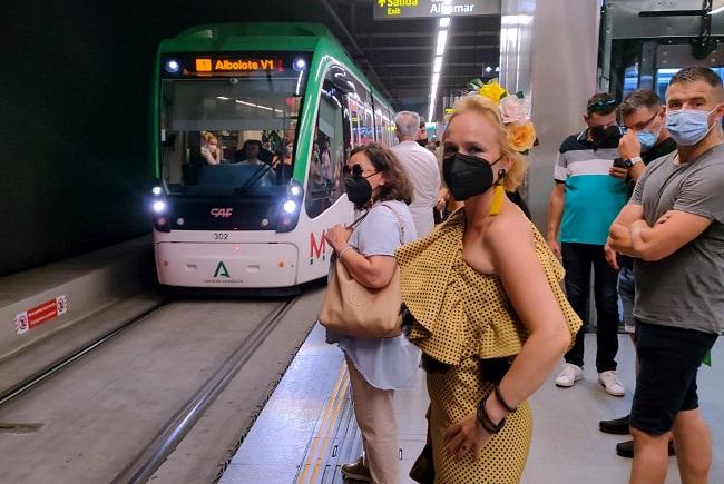 Usuarios en una estación subterránea del Metro.