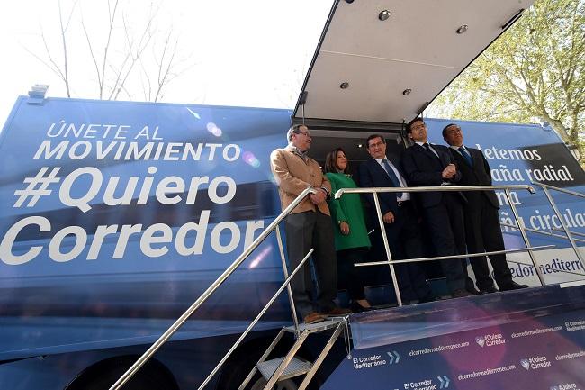 Representantes del empresariado de Granada y Valencia con el alcalde, el presidente de la Diputación y la consejera de Políticas Sociales.