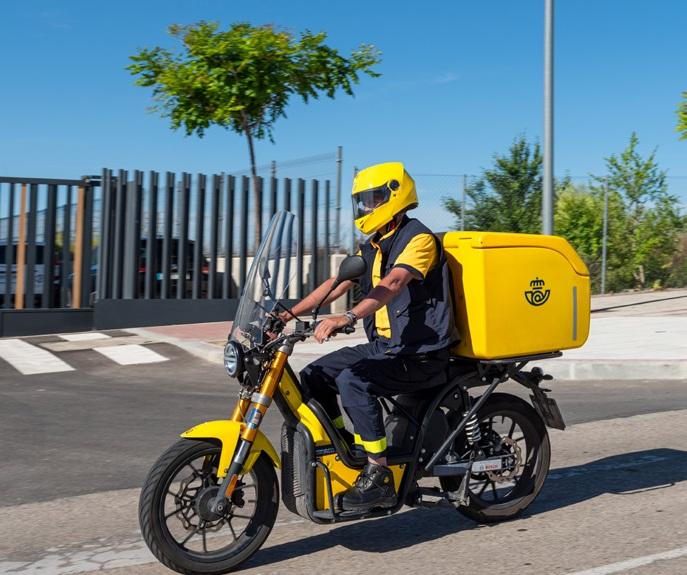 Empleado de Correos en moto. 